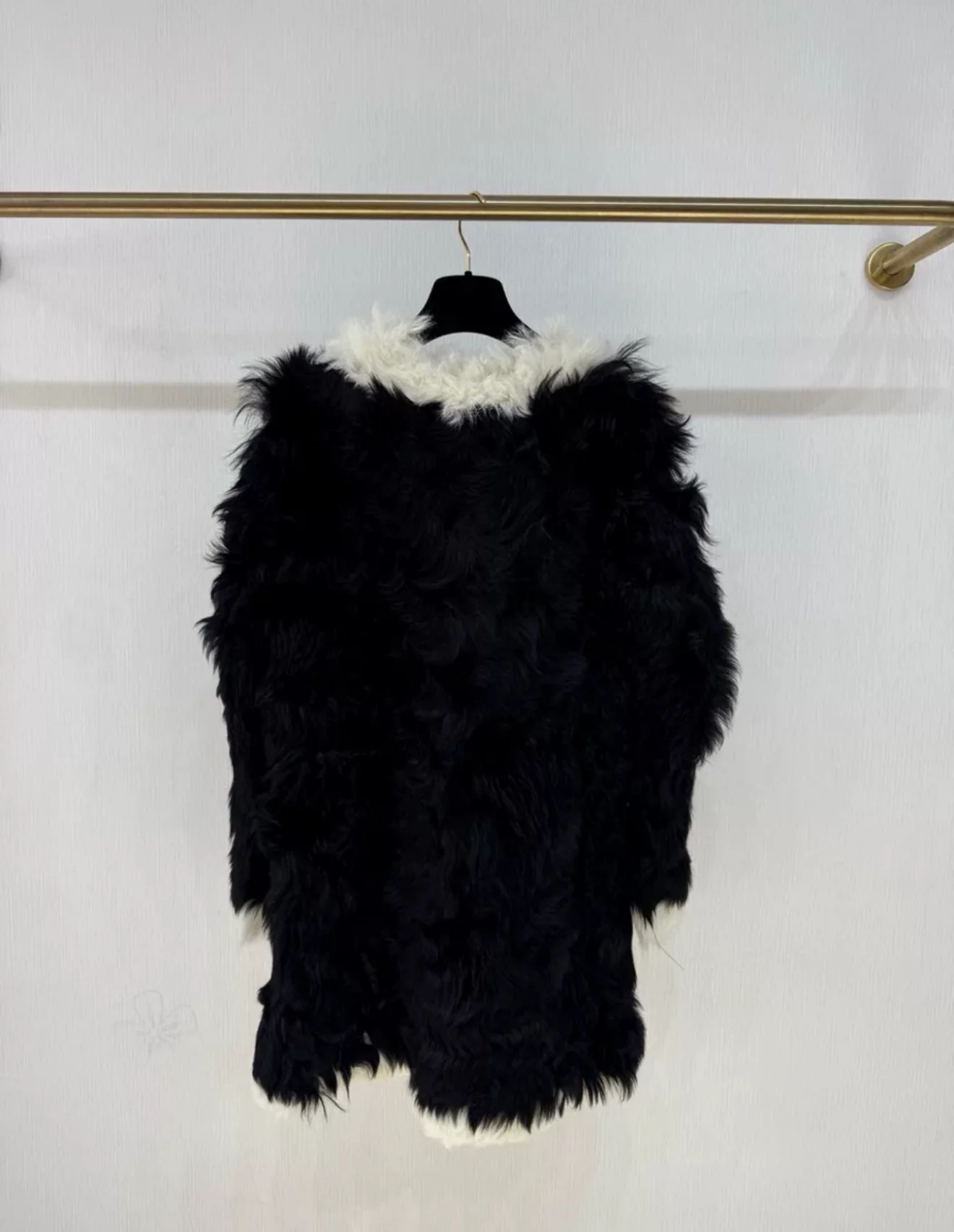 Chanel 21k black and white fur coat - Image 4