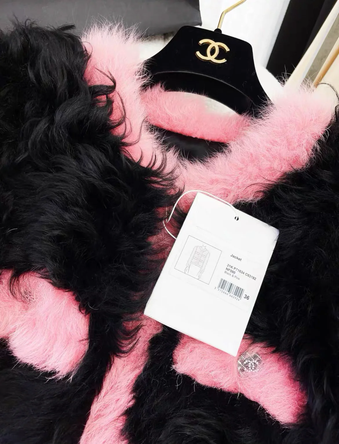 Chanel 21K black & pink fur jacket size 36 - Image 2