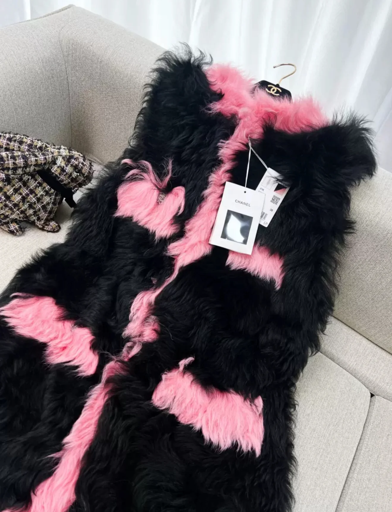 Chanel 21k black & pink fur vest size 38 - Image 2