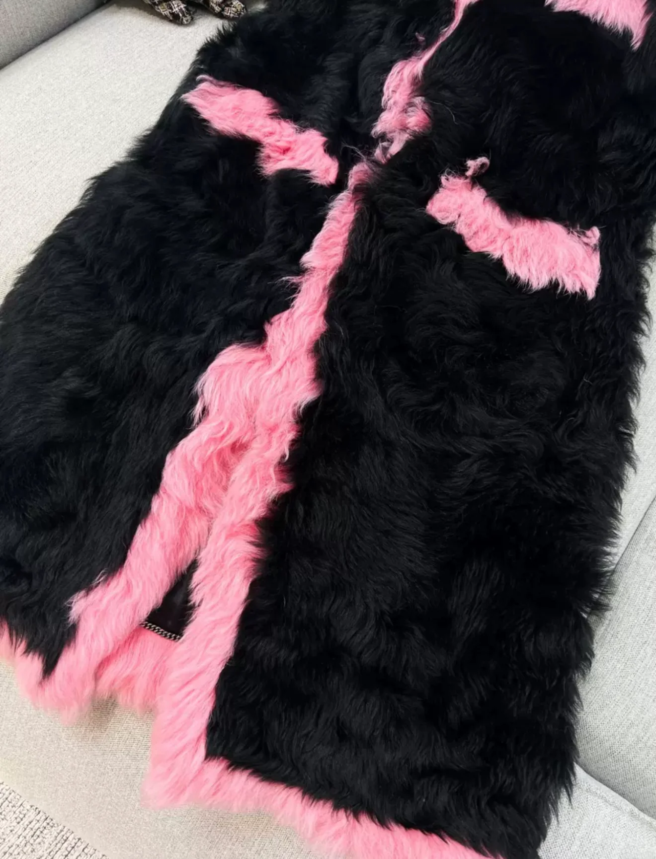 Chanel 21k black & pink fur vest size 38 - Image 5