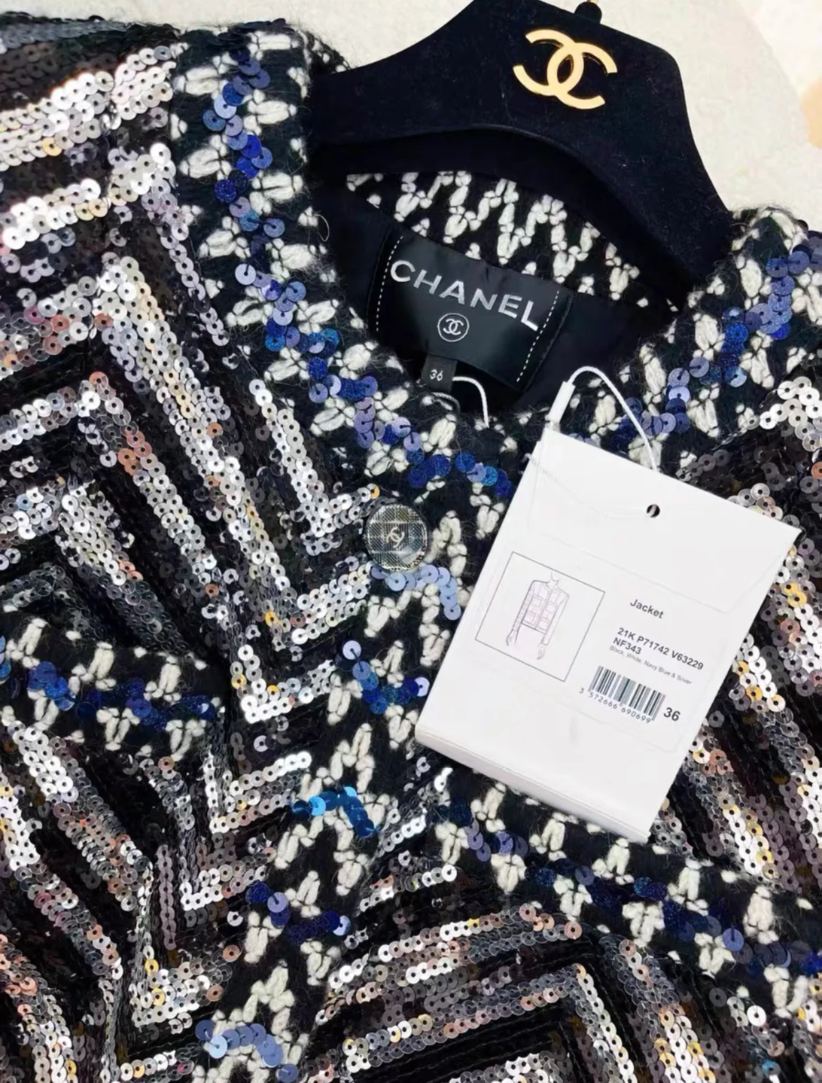 Chanel 21K black, white navy blue and silver sequin tweed jacket size 36 - Image 2