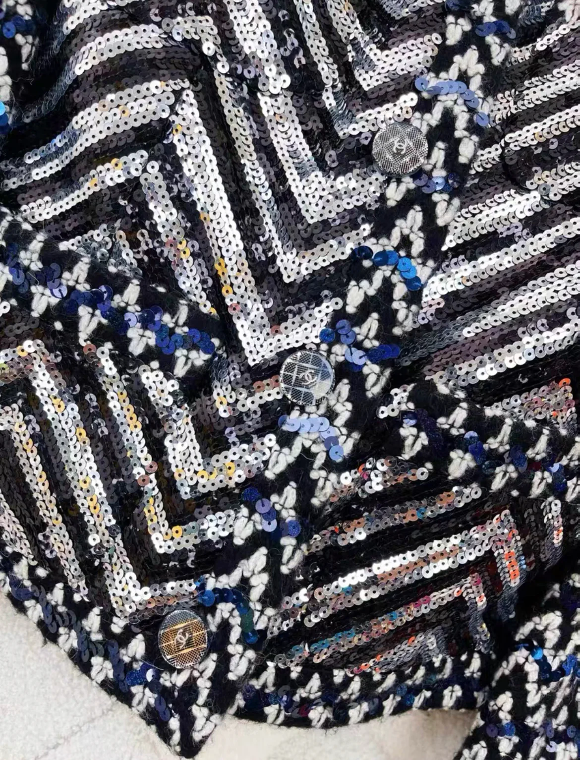 Chanel 21K black, white navy blue and silver sequin tweed jacket size 36 - Image 3