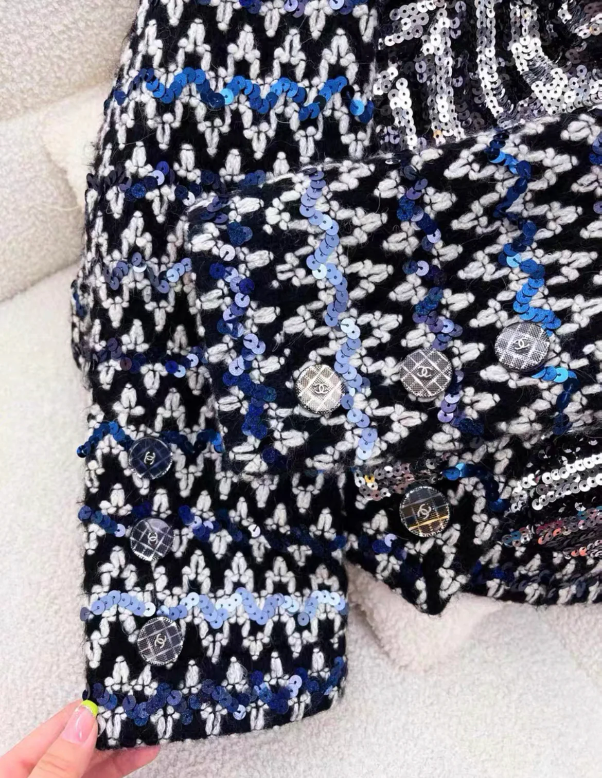Chanel 21K black, white navy blue and silver sequin tweed jacket size 36 - Image 4