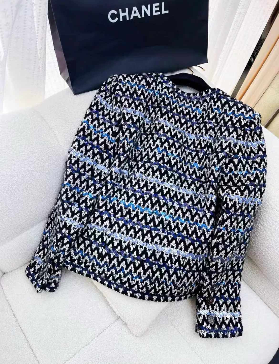 Chanel 21K black, white navy blue and silver sequin tweed jacket size 36 - Image 5