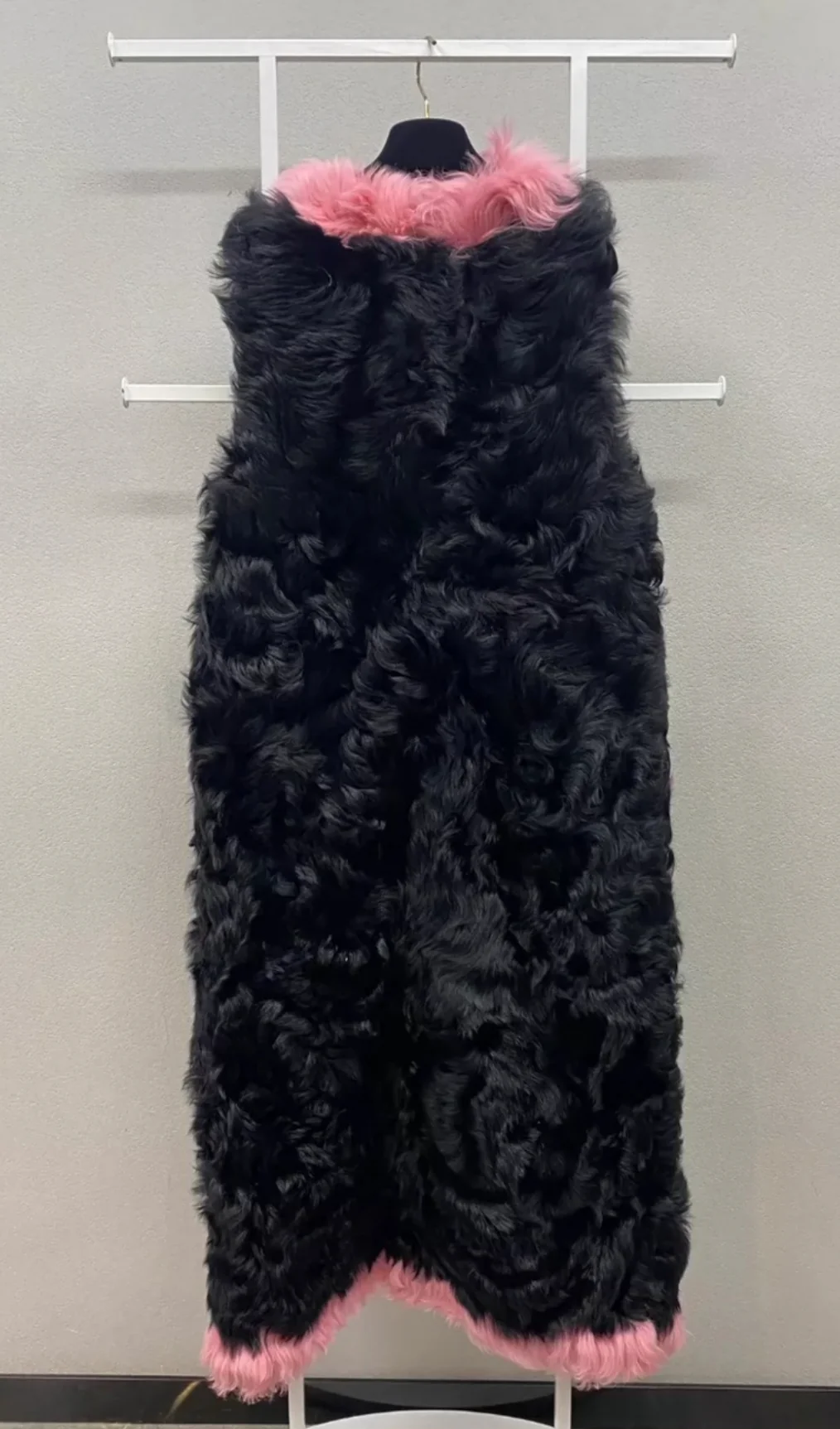 Chanel 21k Shearling Lambskin Black & Pink Vest - Image 2