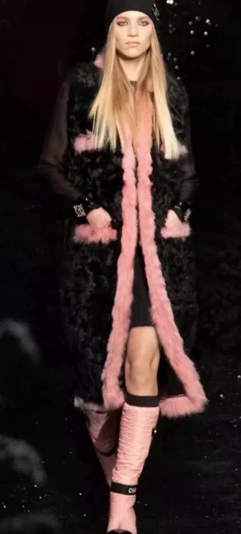 Chanel 21k Shearling Lambskin Black & Pink Vest - Image 5