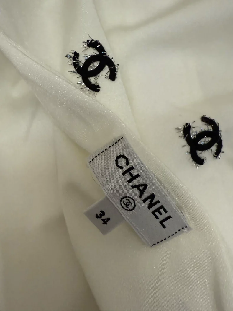 Chanel 21k white top with black cc logos - Image 3