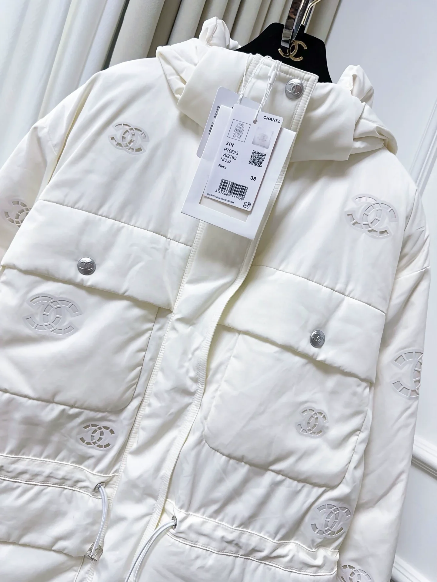 Chanel 21N Coco Neige ski collection white mid-length double C down jacket - Image 2