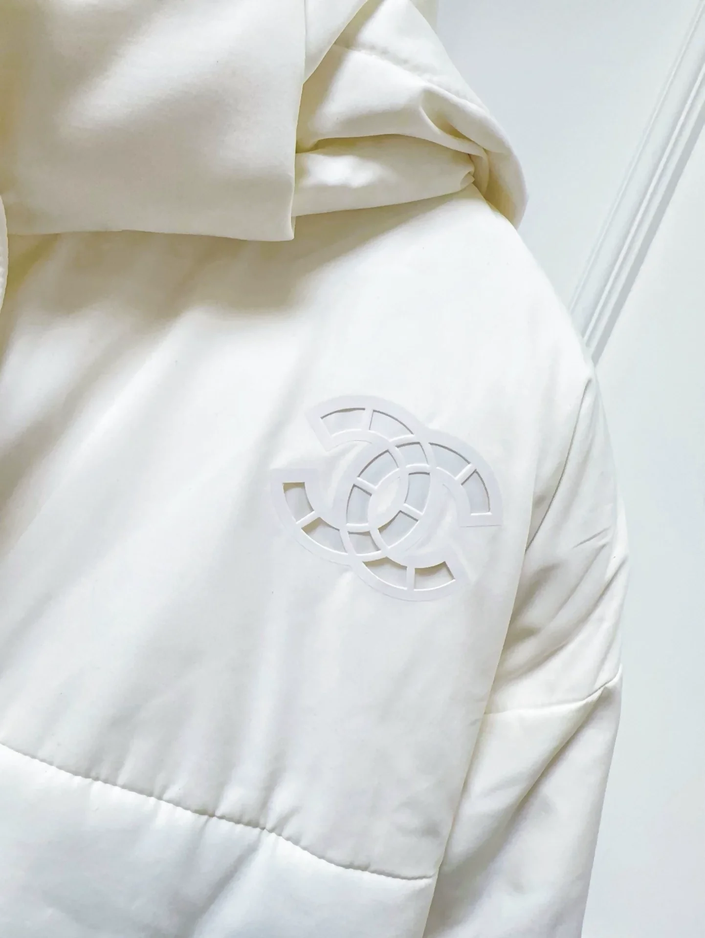 Chanel 21N Coco Neige ski collection white mid-length double C down jacket - Image 3