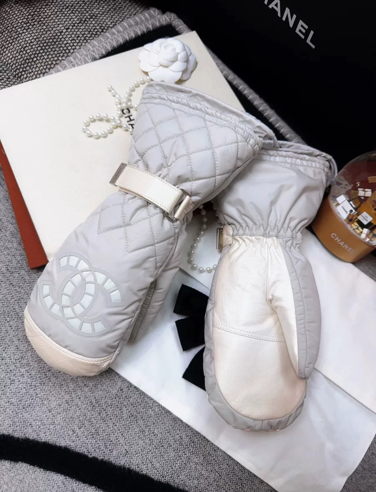 Chanel 21N ski gloves - Image 2