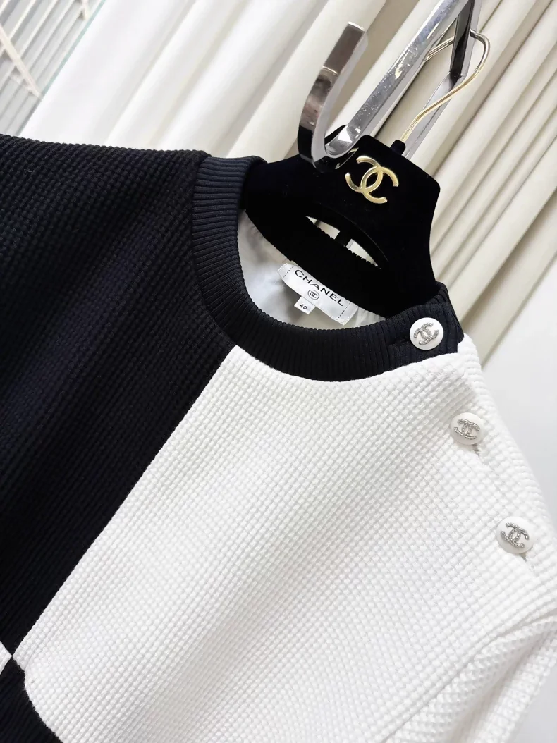 Chanel 21P Black and White sweater - Image 2