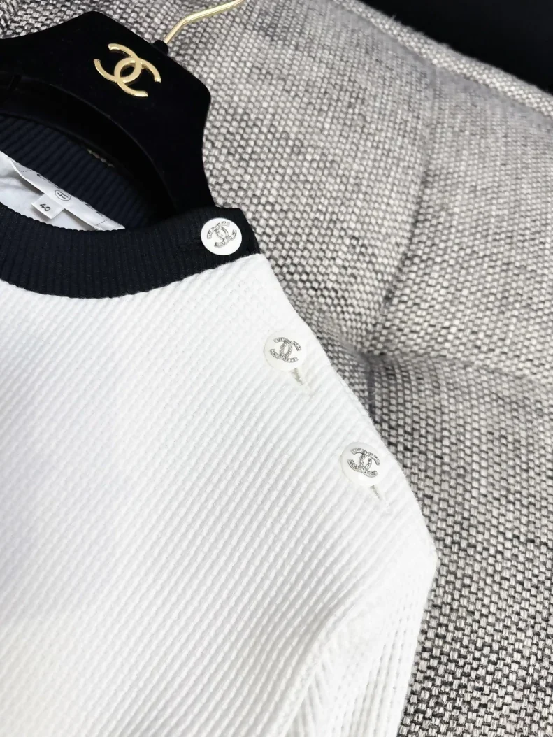 Chanel 21P Black and White sweater - Image 3