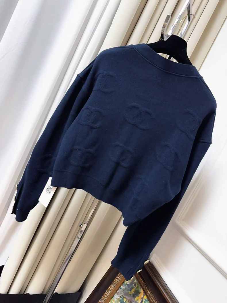Chanel 21P dark blue with red embossed double C cardigan - Image 2