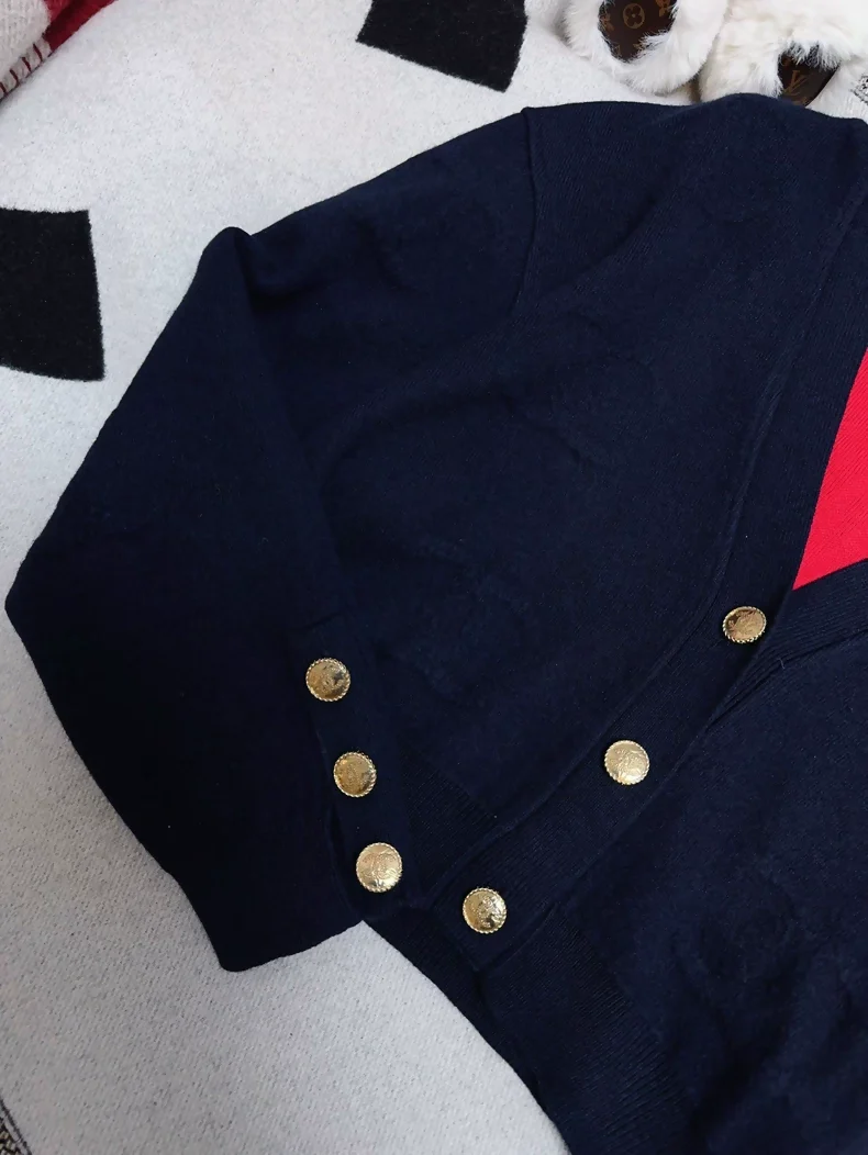 Chanel 21P dark blue with red embossed double C cardigan - Image 3