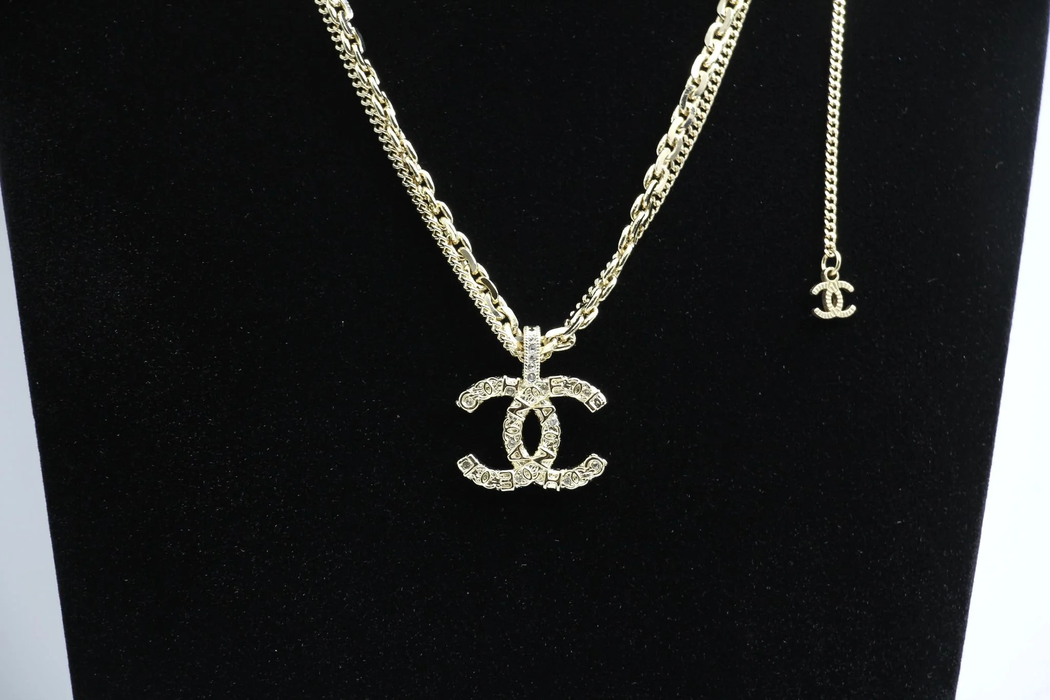 Chanel 21P Metal Double Layer Embossed Necklace - Image 5