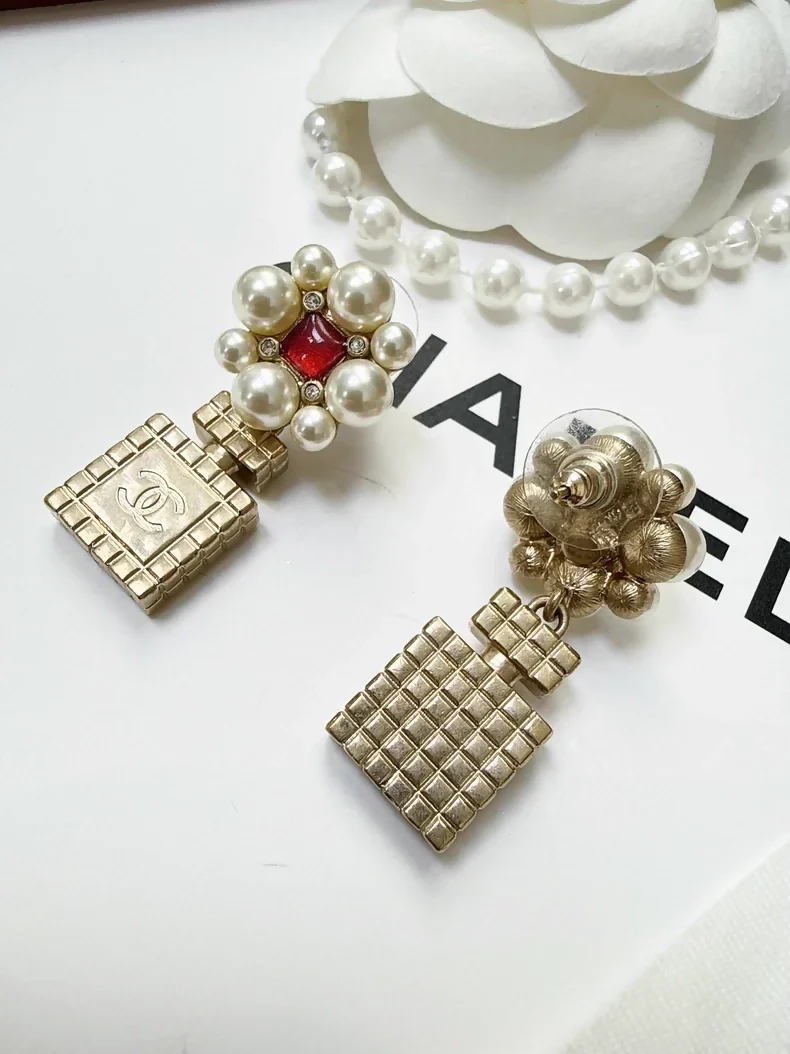 Chanel 21p pearl flower stud earrings - Image 2