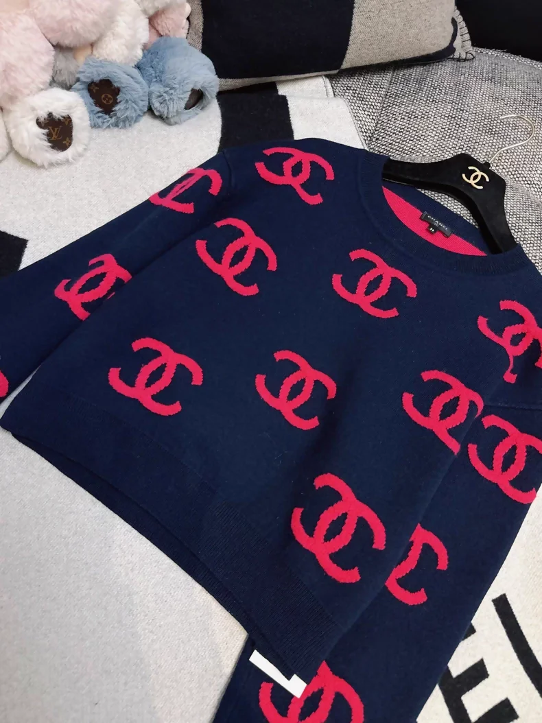 Chanel 21p navy blue and pink CC sweater - Image 3