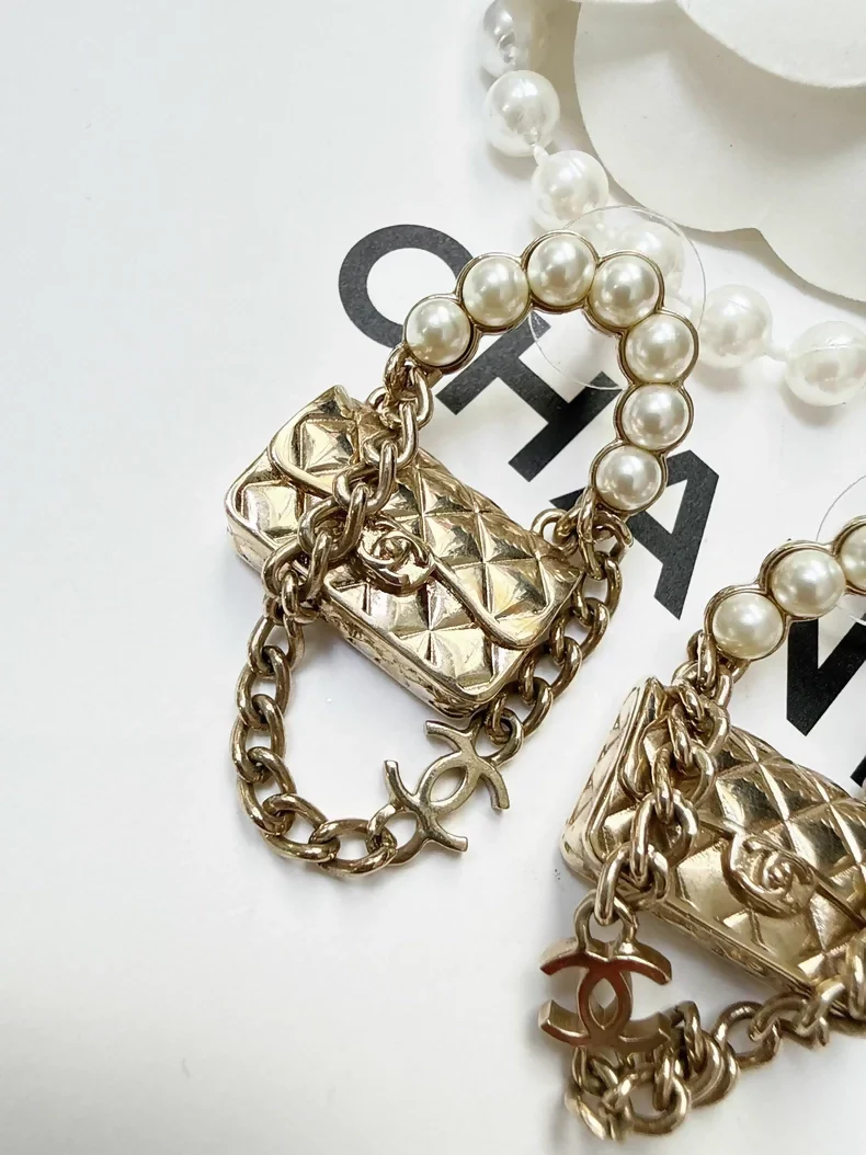 Chanel 21s pearl chain bagvearrings - Image 2