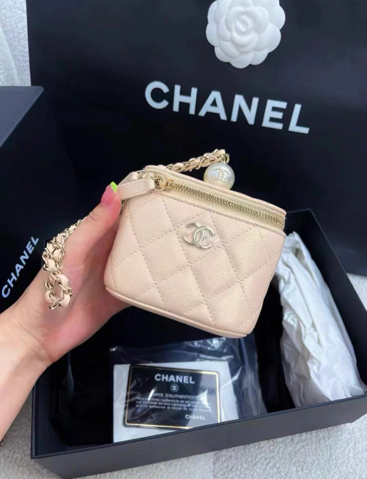 Chanel 21S pearl vanity case in beige leather - Image 3