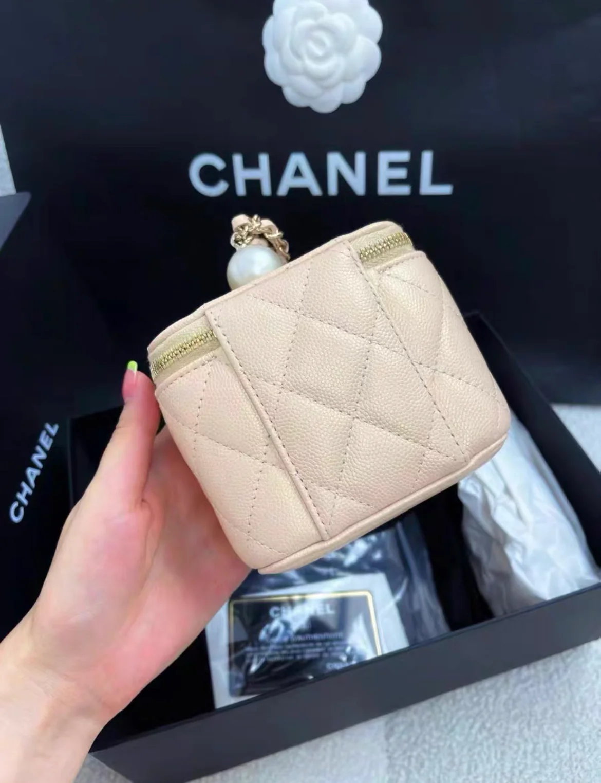 Chanel 21S pearl vanity case in beige leather - Image 5