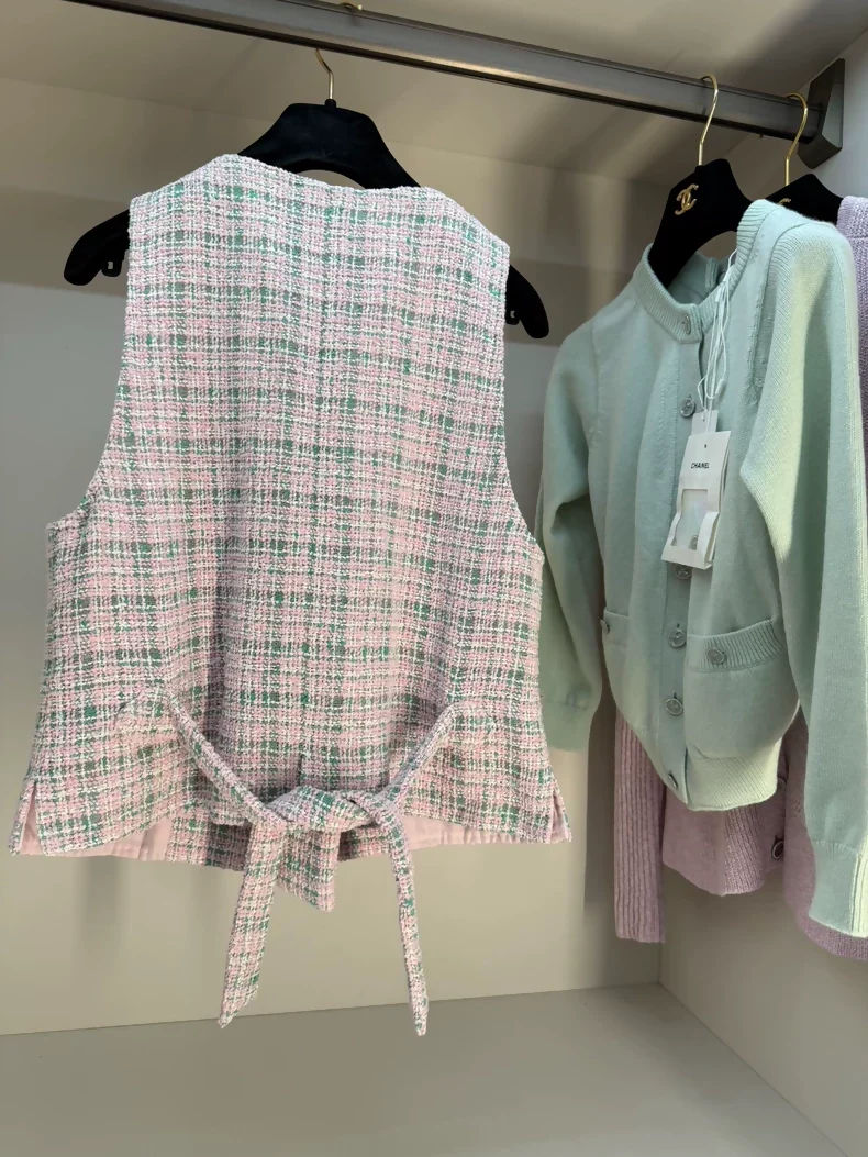 Chanel 21s pink and green tweed vest - Image 3