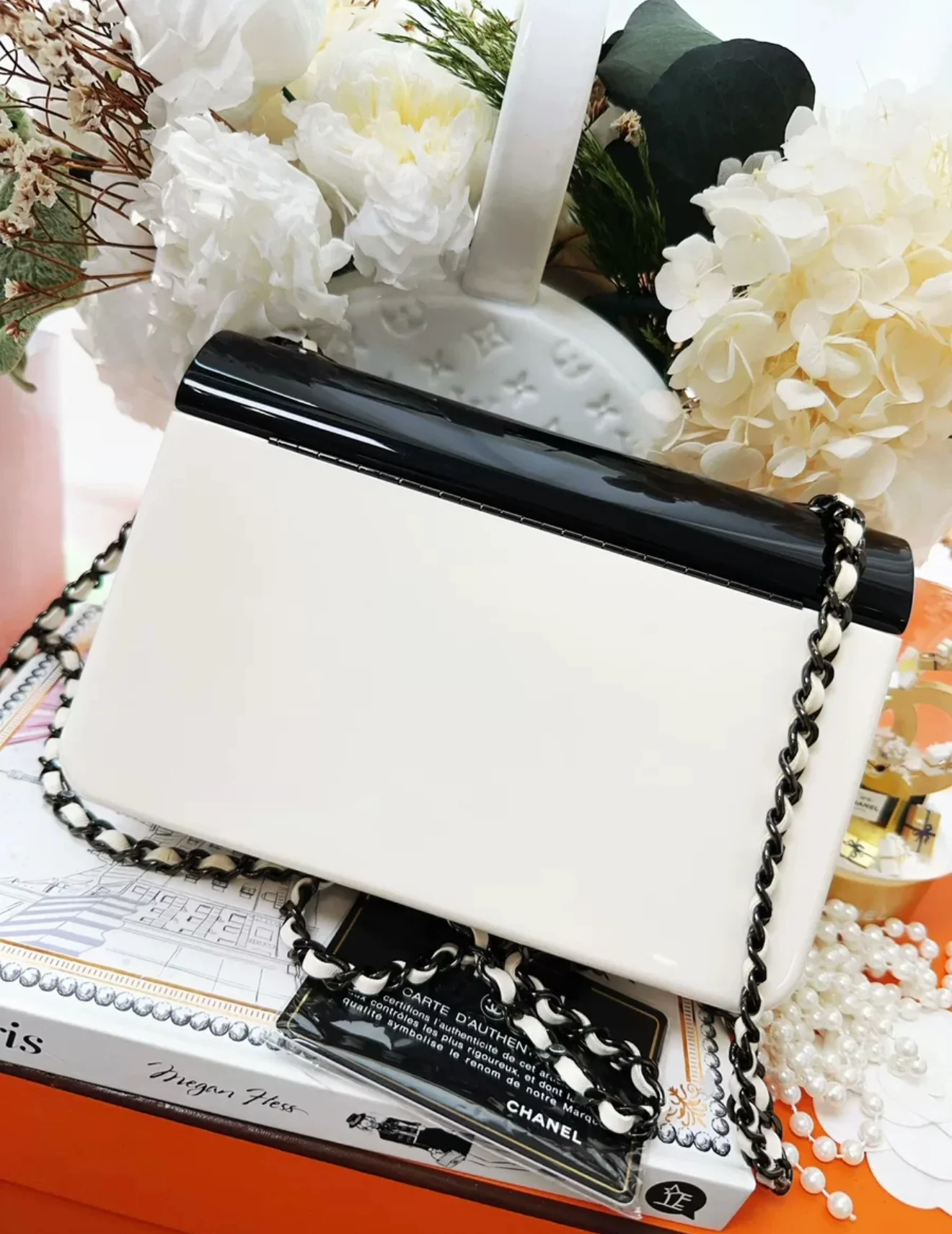 Chanel 21S Black & Ecru CF Acrylic evening clutch Bag Minaudière - Image 2