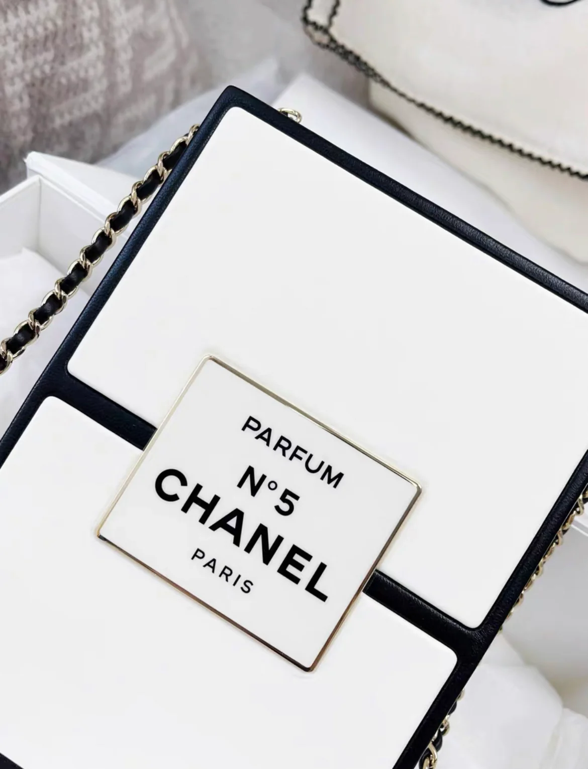 CHANEL 21SS A LIMITED EDITION WHITE & BLACK LEATHER CHANEL NO. 5 PARFUM BOX CLUTCH - Image 2