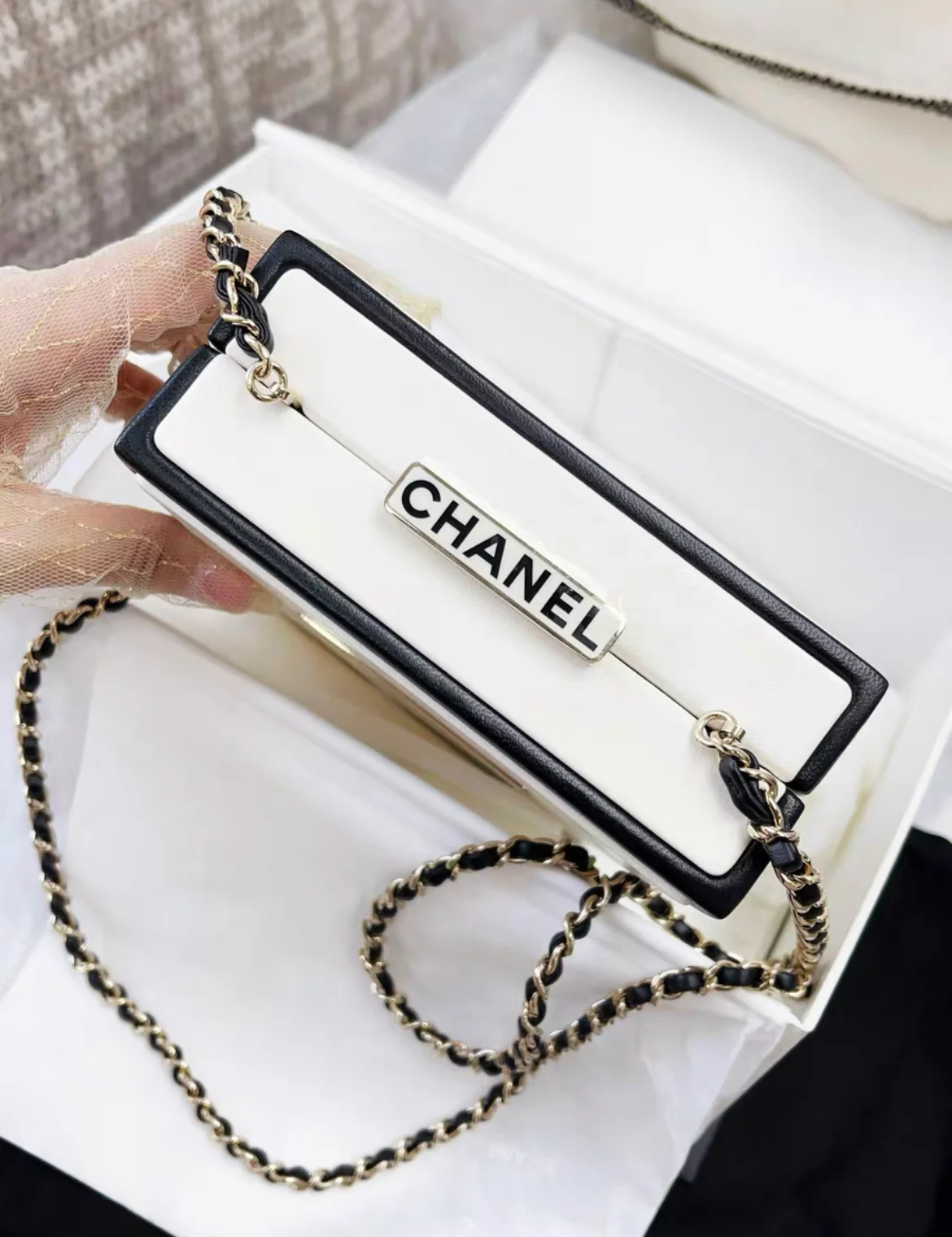 CHANEL 21SS A LIMITED EDITION WHITE & BLACK LEATHER CHANEL NO. 5 PARFUM BOX CLUTCH - Image 3