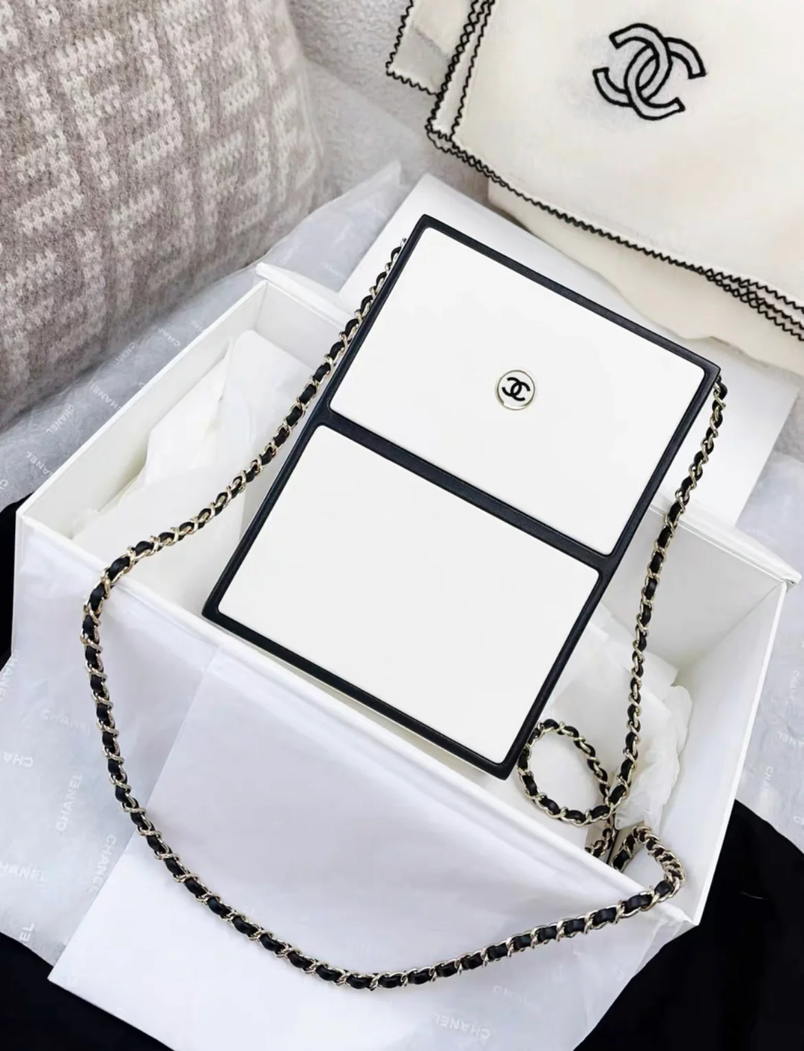 CHANEL 21SS A LIMITED EDITION WHITE & BLACK LEATHER CHANEL NO. 5 PARFUM BOX CLUTCH - Image 4
