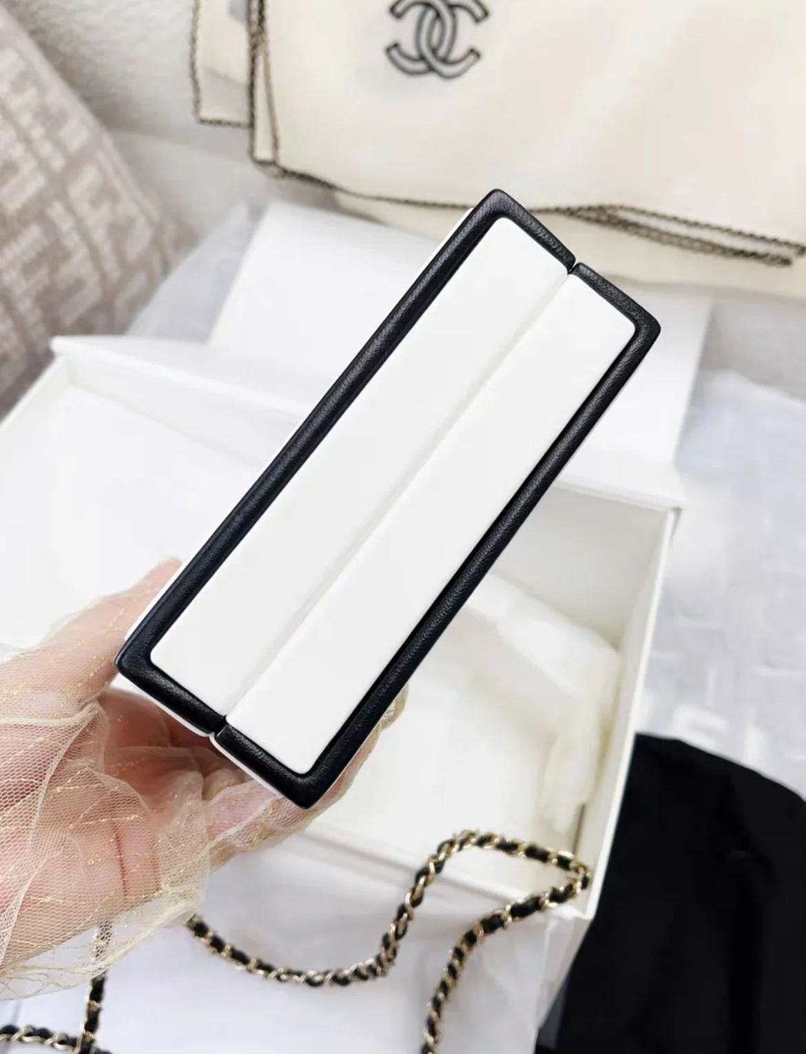 CHANEL 21SS A LIMITED EDITION WHITE & BLACK LEATHER CHANEL NO. 5 PARFUM BOX CLUTCH - Image 5