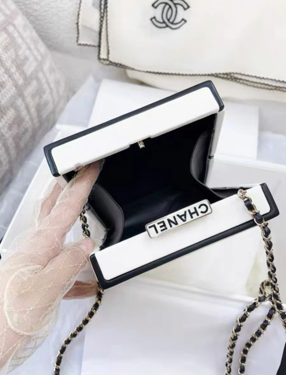 CHANEL 21SS A LIMITED EDITION WHITE & BLACK LEATHER CHANEL NO. 5 PARFUM BOX CLUTCH - Image 6