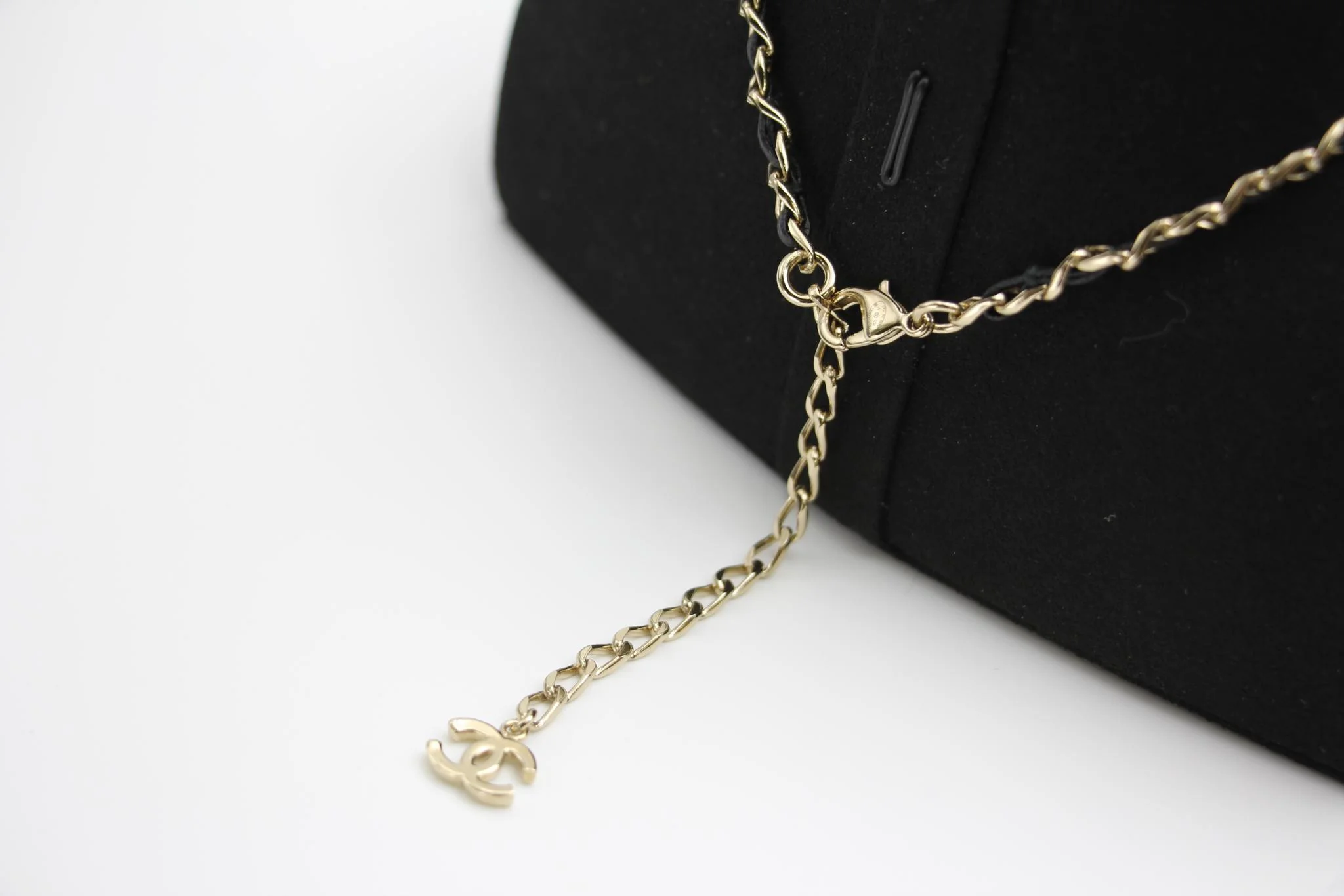 Chanel 21V Rhinestone Metal Leather Chanel English Word Small Necklace - Image 3