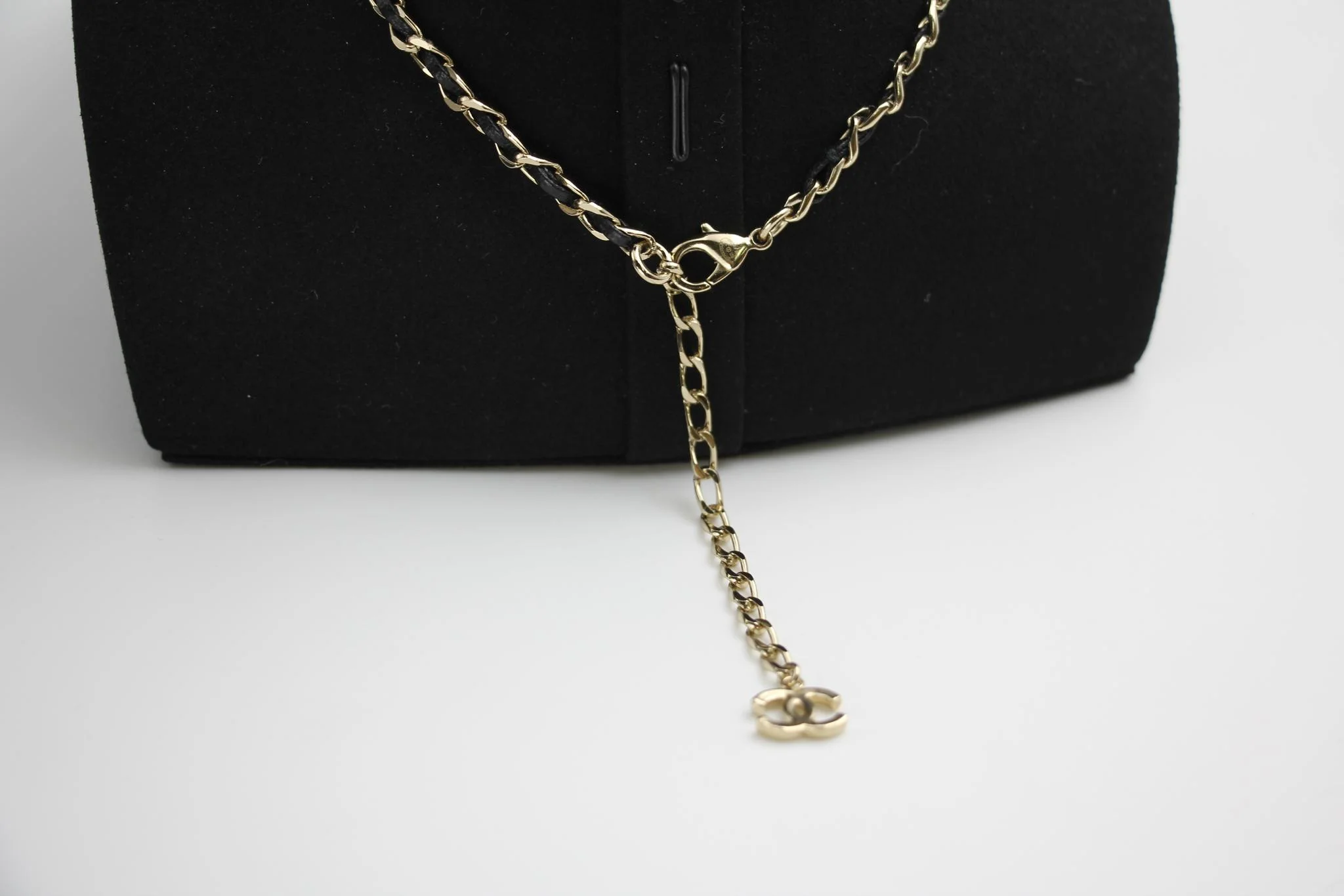 Chanel 21V Rhinestone Metal Leather Chanel English Word Small Necklace - Image 4