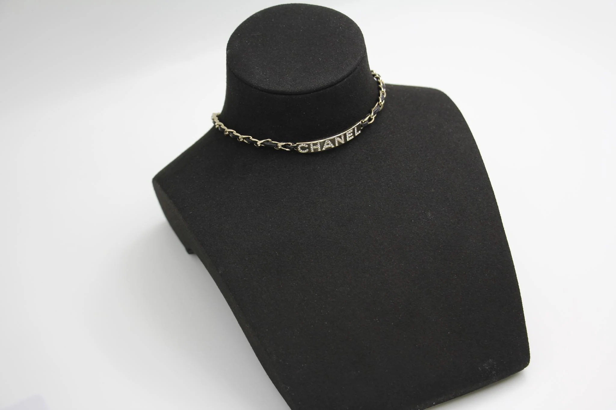 Chanel 21V Rhinestone Metal Leather Chanel English Word Small Necklace - Image 8