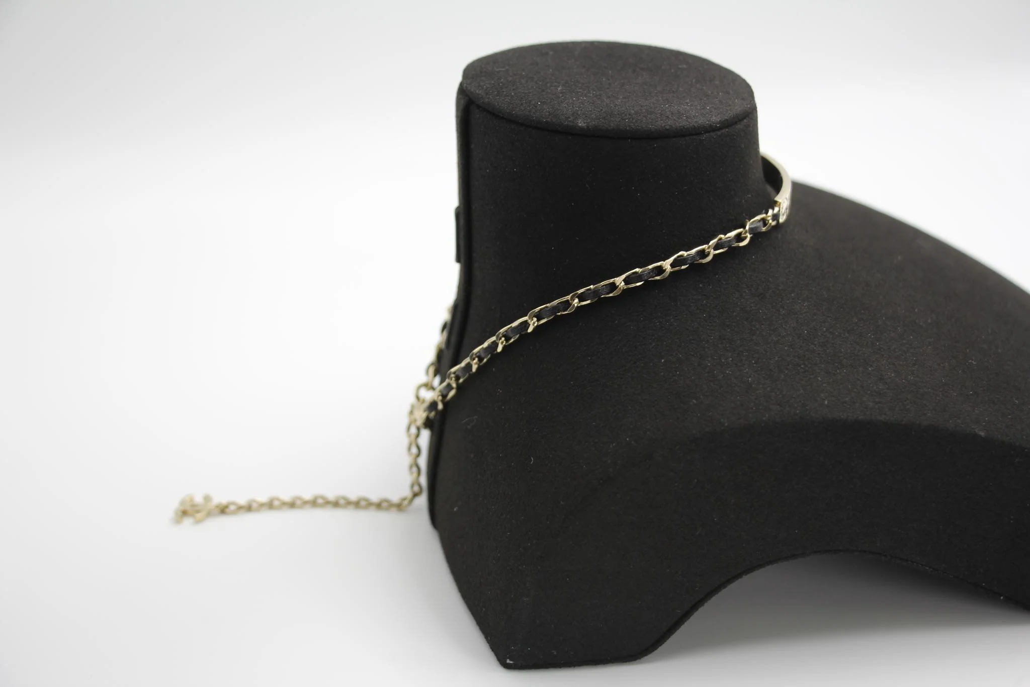 Chanel 21V Rhinestone Metal Leather Chanel English Word Small Necklace - Image 9