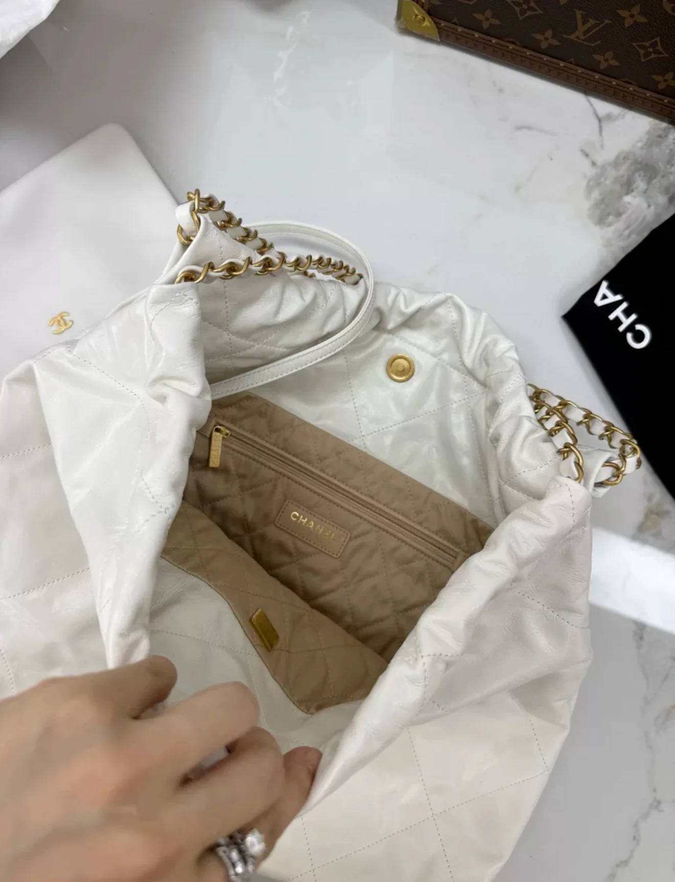Chanel 22 Hobo Bag White Leather Gold Hardware - Image 4