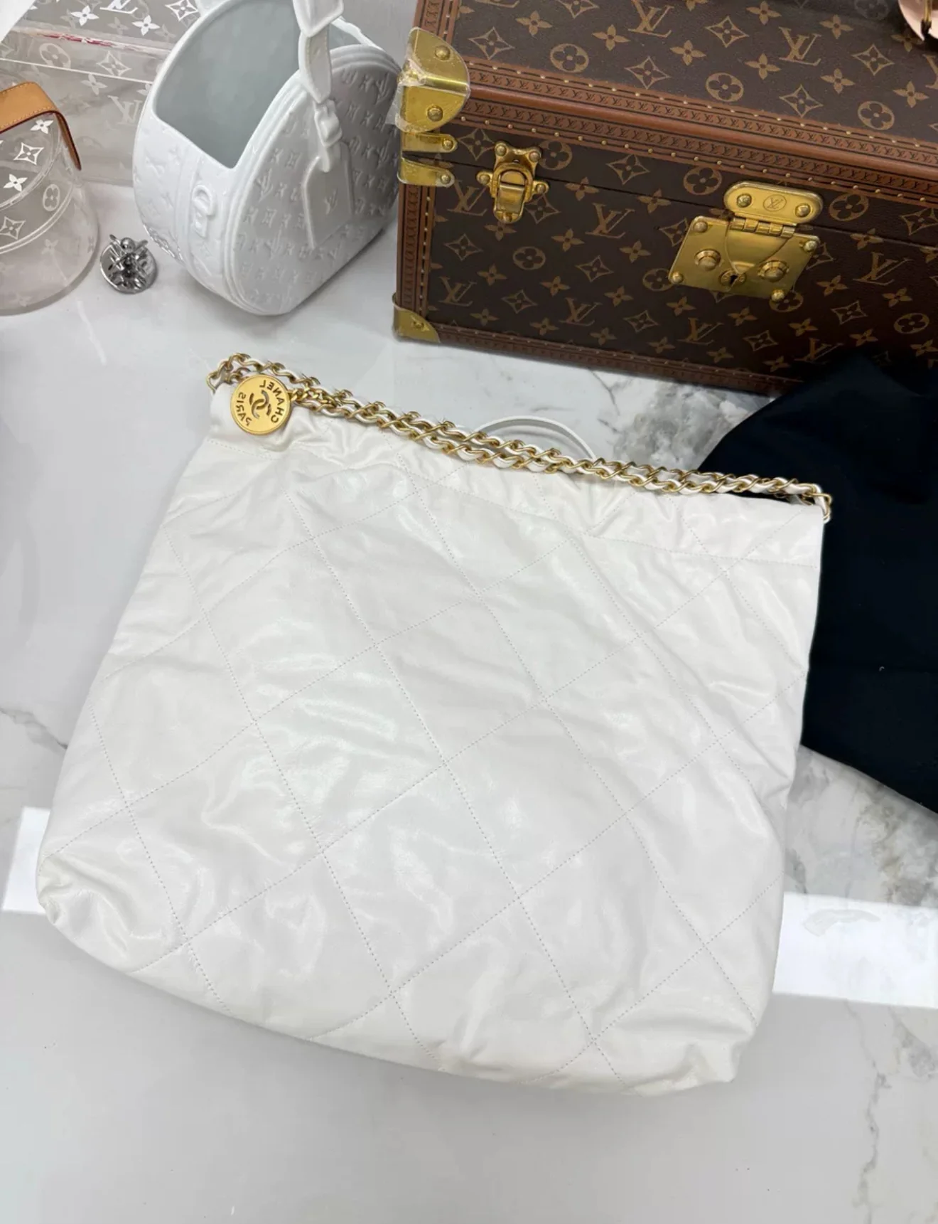 Chanel 22 Hobo Bag White Leather Gold Hardware - Image 5