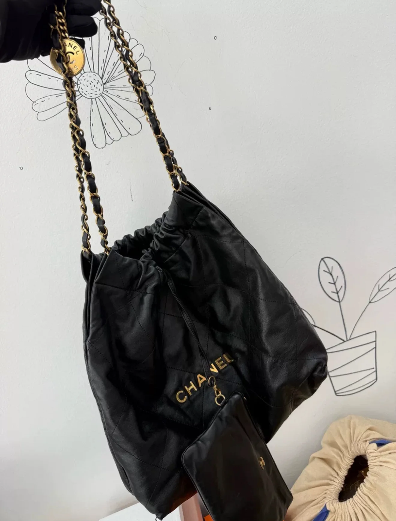 Chanel 22 hobo Bag black Leather Gold Hardware - Image 2