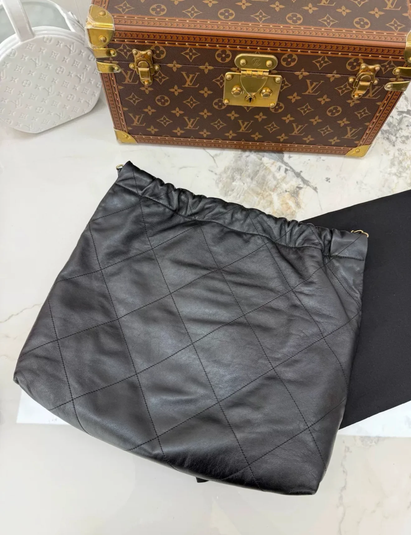 Chanel 22 hobo Bag black Leather Gold Hardware - Image 6