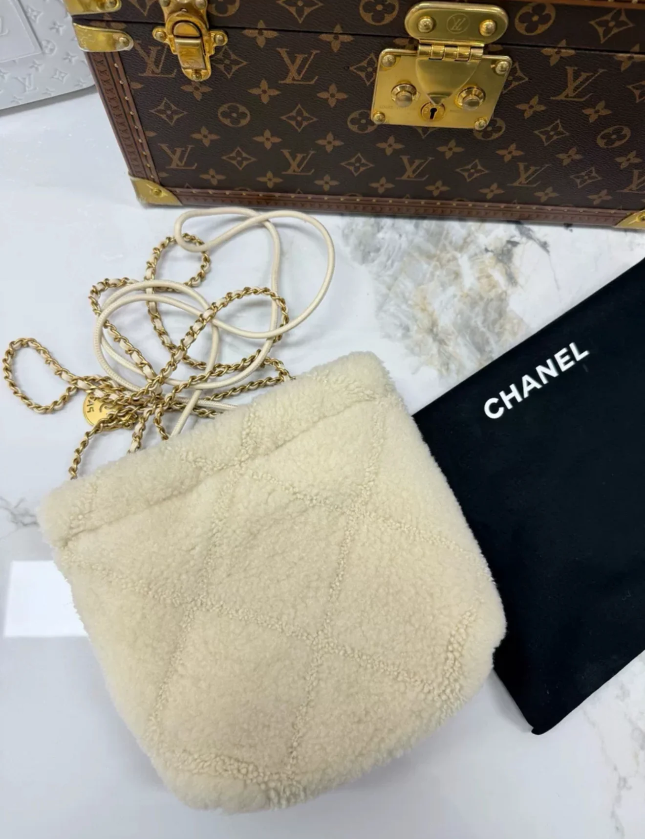 Chanel 22 bag mini teddy with gold hardware - Image 4