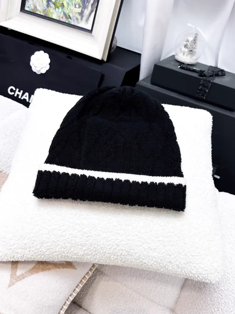 Chanel 22A black and white knit beanie with large double C logo - Image 2