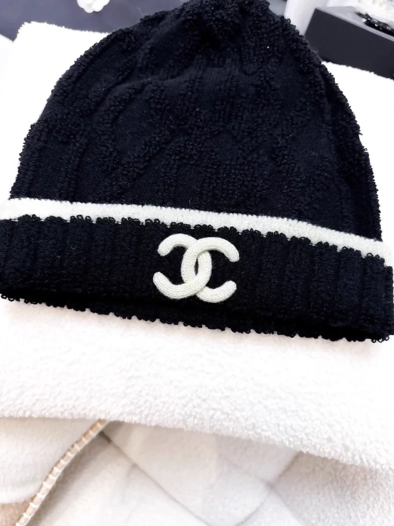 Chanel 22A black and white knit beanie with large double C logo - Image 3