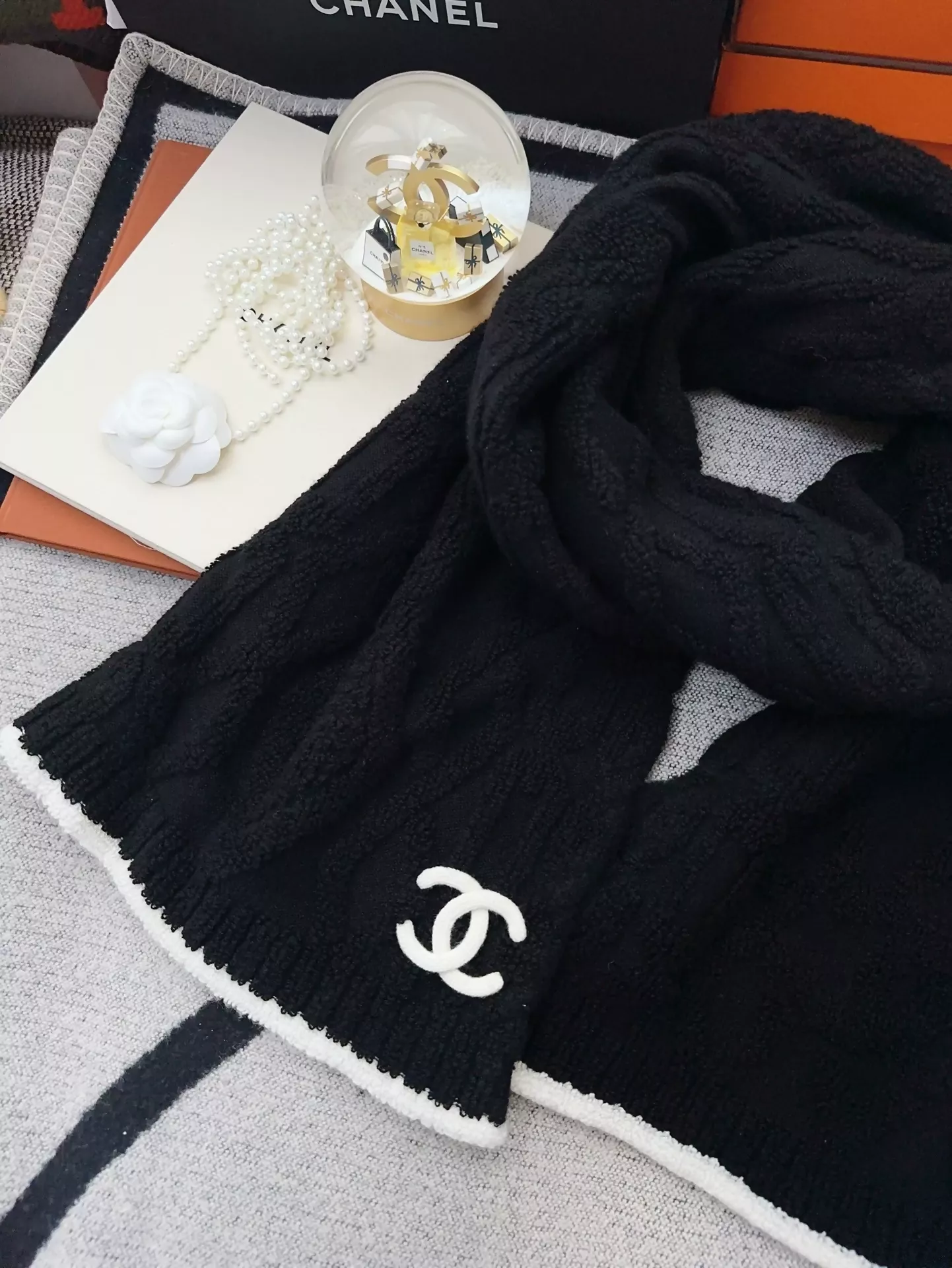 Chanel 22A black double C cashmere scarf - Image 2
