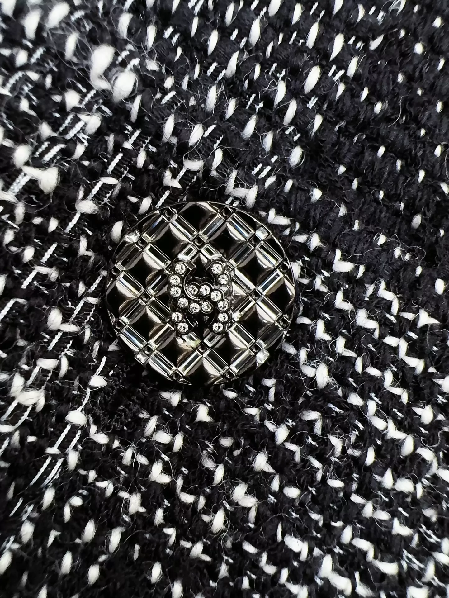 Chanel 22A Black and White Check Tweed Jacket - Image 3