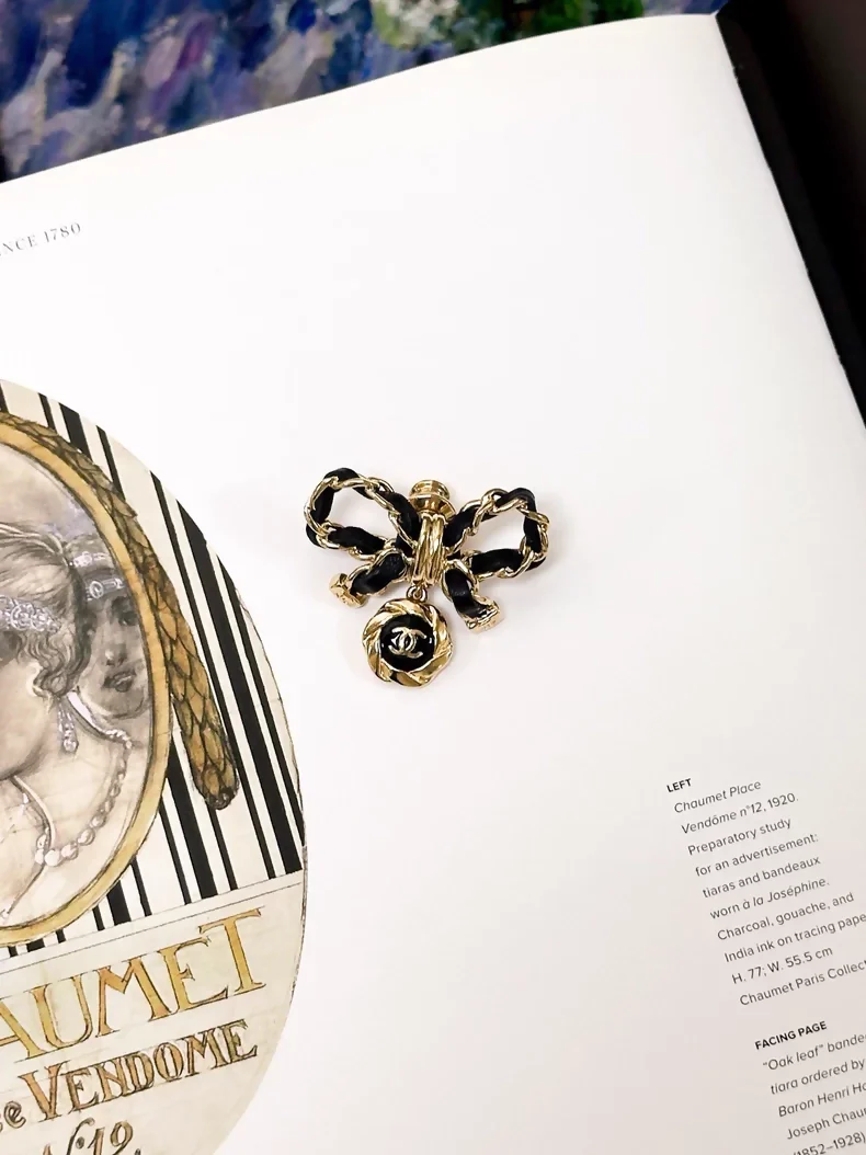 Chanel 22A leather-threaded chain bow pendant double C brooch - Image 2