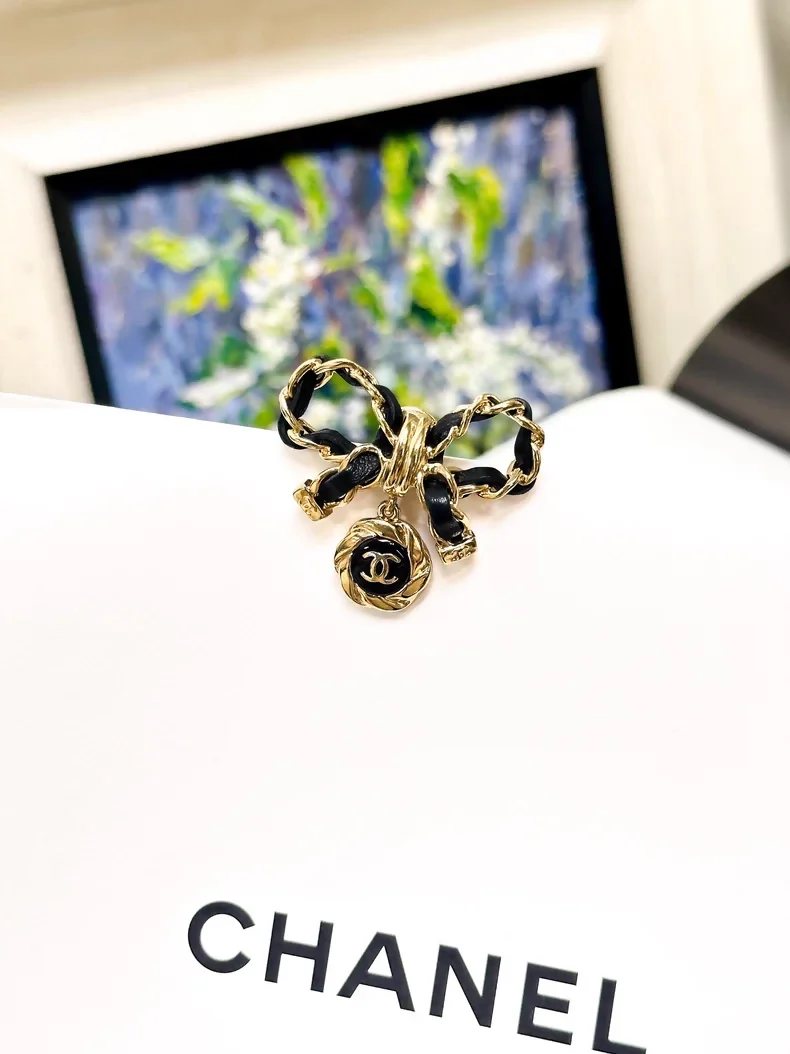 Chanel 22A leather-threaded chain bow pendant double C brooch - Image 3