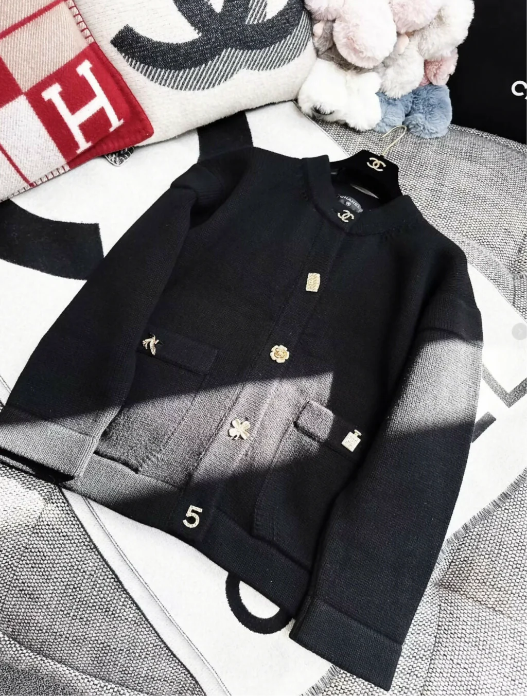 Chanel 22b black cardigan - Image 3
