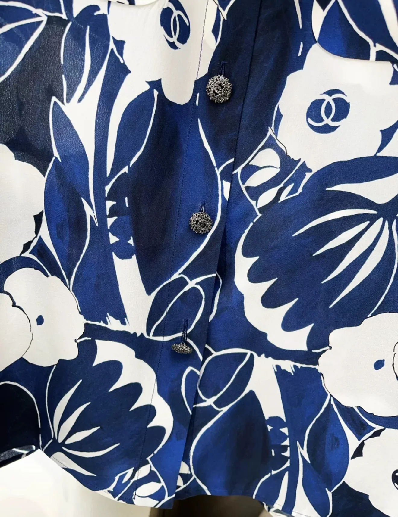 Chanel 22B Blue White Camellia Silk Shirt - Image 4