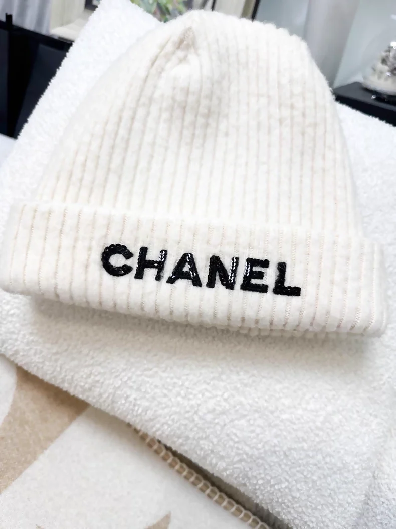 Chanel 22B Cream White Cashmere Sequined Logo Beanie - Image 2