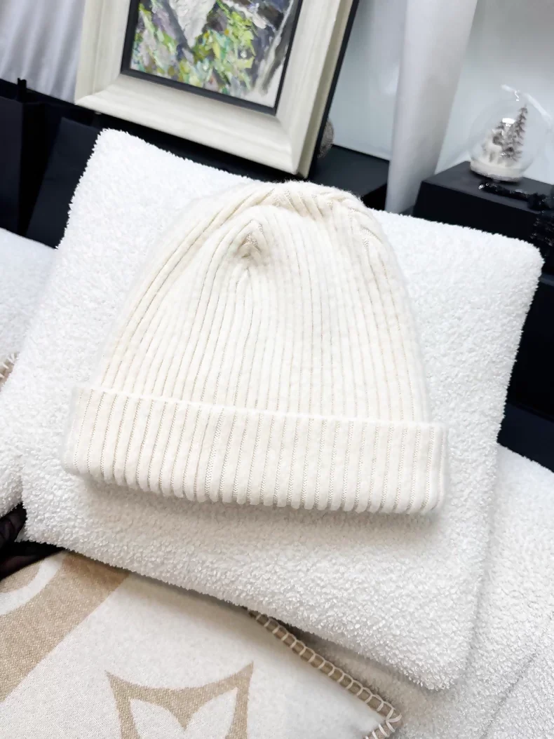 Chanel 22B Cream White Cashmere Sequined Logo Beanie - Image 3